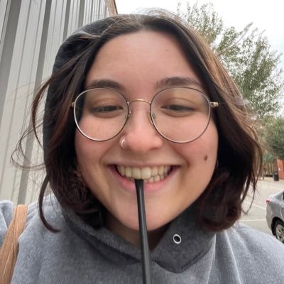 23 | she/her | typewriter poet | Emerson MFA ā25 | social media director @redividermag