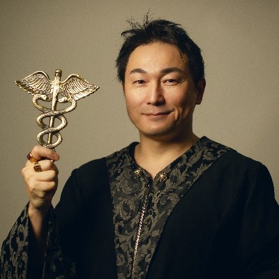 魔術師。黄金の夜明け団と現代魔術の研究と実践をしています。西洋魔術が学べる「ヘルメス魔術学校」と、神保町の占いサロン「アルケミア」を運営しています。著書「黄金の夜明け団の秘教哲学〜ヘルメティックタロット〜」（日本橋出版）他。タロット、算命学、召喚魔術。占いに役立つ魔術講座。趣味は遺跡巡りと水晶採掘。