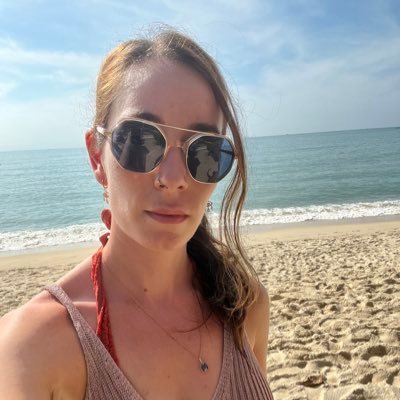 carlotasentis's profile picture. I create 7+ figure brands online 💻