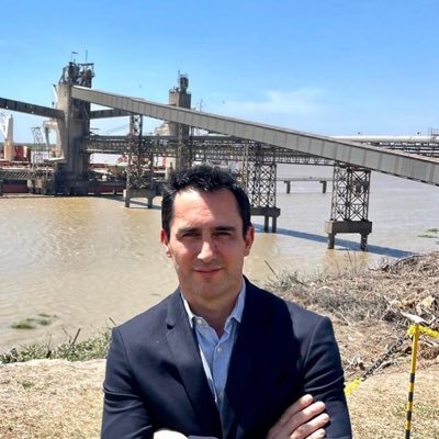 Abogado y Rosarino.
Presidente del Frente Renovador de Santa Fe.