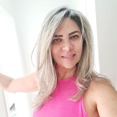 driborghetti's profile picture. De esquerda. Progressista. Ateia. Mãe de dogs e cats. 🔙💋👠💄🖤🍁🌹