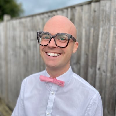 Reception teacher, food lover, book reader, film watcher, seaside liver, dream dreamer. 🏳️🌈he/him