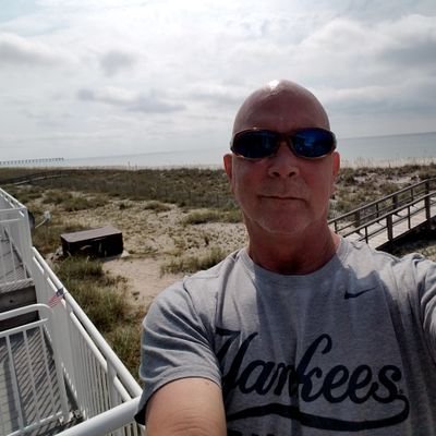 Navy vet, Floridian, baseball enthusiast #NYY, beachbum, gymrat, hopless insomniac