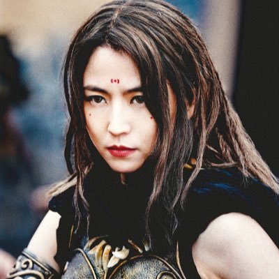 キレイなものが好き。ほんとはね。ひょんなことから戦う女になりました。戦闘能力はおそらく高め→口悪くてごめんなさい。できるだけ改めます。自分も専門職なので知識マウントは基本無視。同志と繋がりたいけど勧誘系は求めておりません。