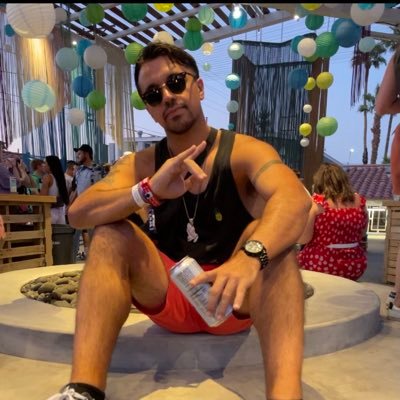 ChrisLouvis's profile picture. Your Favorite Doggy Daddy 😏 🐶