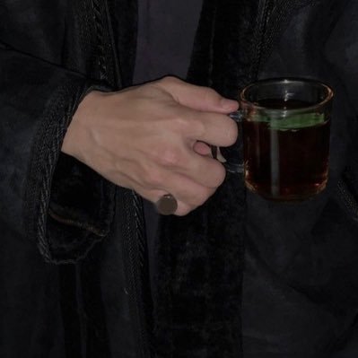 me164m's profile picture. "واحدٍ يخشى المهونة ويرتاب الحرام آخر همومه من الناس كسب إعجابها"