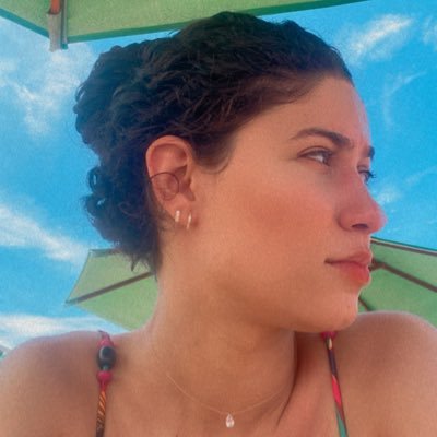 MonaraLopes's profile picture. tenha coragem e seja gentil ❤️