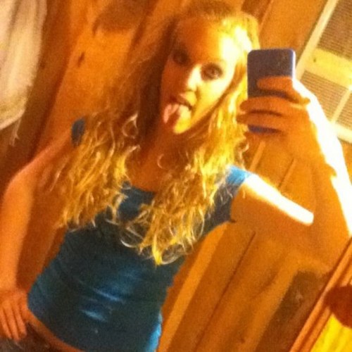 HUTTONEMILY's profile picture. 