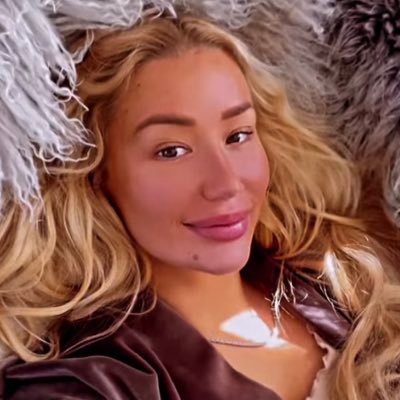 iggy Azalea & Kim Petras follows 👼 / des fois jsuis drôle mais c’est assez rare espérez pas trop