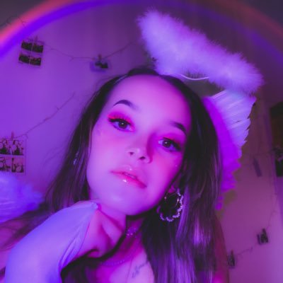This girl lives with 4 other personality’s • Speaks fluent sarcasm • Needs cuddles quite often • Instagram 📸 c.ourt_xox 1-2/8/2019