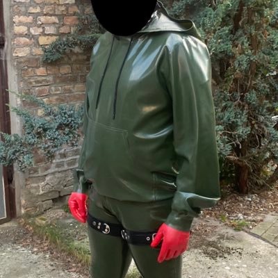This is my PASSION PROFIL. I’am a normal men with a big passion for latex, heavyrubber, bdsm, and all other rubber things 😀 Have fun at life. 😛