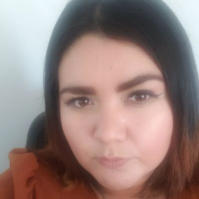 Estudiante de administración, me gusta leer asi como escribir, no me puedo quedar callada y digo lo que pienso puede que sea demasiado sincera...