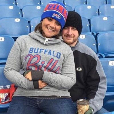 🏈 Just a girl who loves the Buffalo Bills and the game of football #BillsMafia 💍 Married to a Packers fan @srhoda1985