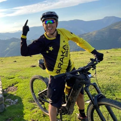 soy un pobre muchacho un pringadete de un barrio un currela, un tiradete, un chaval, un fracasado de esos que se la trae floja lo que diga el telediario……