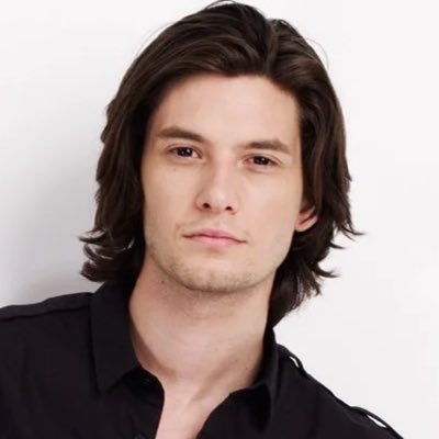 Henrik Mikaelson (Elder Futhark: ᚺᛖᚾᚱᛁᚲ᛫ᛗᛁᚲᚨᛖᛚᛋᛟᚾ) was born in the 10th century, He was the youngest child of Mikael and Esther.