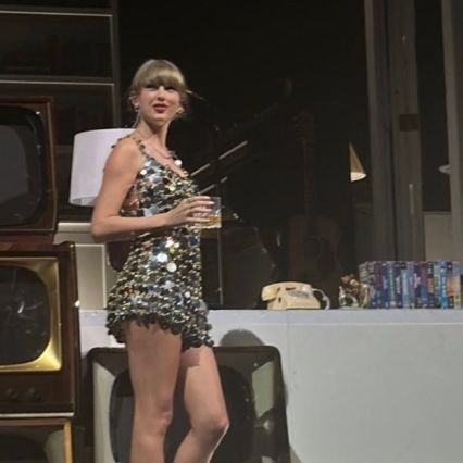 vivo por Taylor Swift, Dulce Maria, por los libros y películas de romance🌷|
Fan account