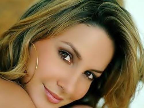 A africana da Alemanha, a loira negra do pelô,
nascida em São Gonçalo e criada em Salvador....
O nome dela é Claudia Leitte