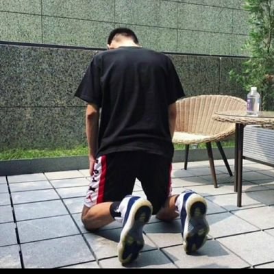 各种篮球鞋AJ和军靴控
为了每天穿军靴上班做地铁巡查员
喜欢球鞋军靴大臭脚,鞋子43码
重口💩,sm双向,线下深圳福田,可私信
原味🉑+ljf2318302606