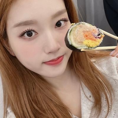 living my life for the moon girls 🌙 LOONA IS TWELVE.