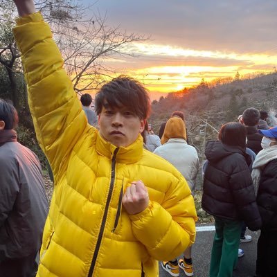 【吉本興業】【NSC44期】【全力ピース✌️】【元消防士】【サッカー(専門学校時代全国大会出場】【高槻市出身】【餃子の王将】【黄色】【大阪吉本サッカー部】【扁桃炎】【西成区】【駄菓子】 よしもと漫才劇場で主にコントをしています。
