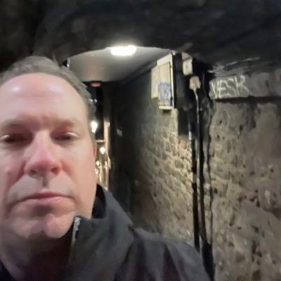 j_kabaservice's profile picture. Ocean, sand and dark alleys. Offset guitars. Birds 1A