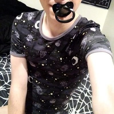 •18+
•2.1 years old
•they/them
•aromantic AB/DL
•little dude hoping to make friends
•dms open