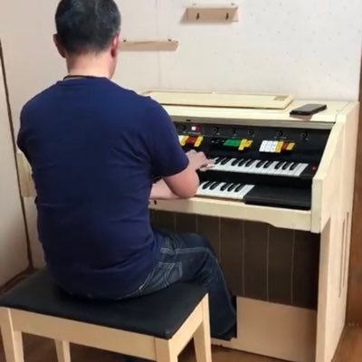 電子オルガン、シンセサイザー、ピアノ、ベース、コントラバス、パーカッションを演奏している親父55歳です。サッポロインディゴウインズ団員(転勤により休団中)、知床ブルーイーグルス団員。北海道知床半島在住。フォローお気軽にどうぞ😊