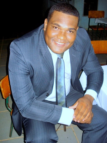 O DEUS QUE MOVE CEUS E TERRA;ME TRAS DE VOLTA A EXISTENCIA;A ANUCIAR E PROCLAMAR SALVAÇÃO A ESTA NAÇÃO!QUE SÓ O SENHOR É DEUS!TI LOUVAREI ENQUANTO EU VIVER