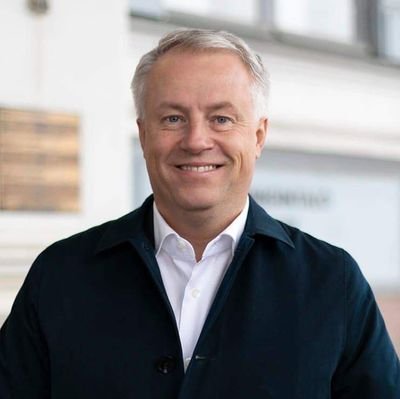 Medlem av Helsingfors stadsfullmäktige och styrelse. Kaupunginvaltuutettu ja kaupunginhallituksen jäsen Helsingissä. Eduskuntavaaliehdokas. Riksdagsvalskadidat.