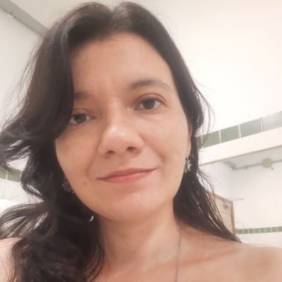 Pesquisadora de pós-doutorado, doutora em saúde pública e meio ambiente, engenheira química, carioca não praticante e antifascista.