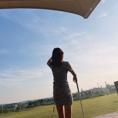 Single-Dog Lover, Horse Lover, Nature Lover, Good Lover to My Future. Love to Running , Yoga and Travel.
