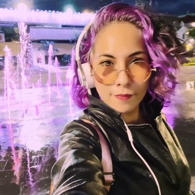 Escritora, editora, guionista, profesora, gamer casual y bruja.
No recomiendo seguirme, la mitad de lo que twitteo es NSFW y lo demás es sobre salud mental.