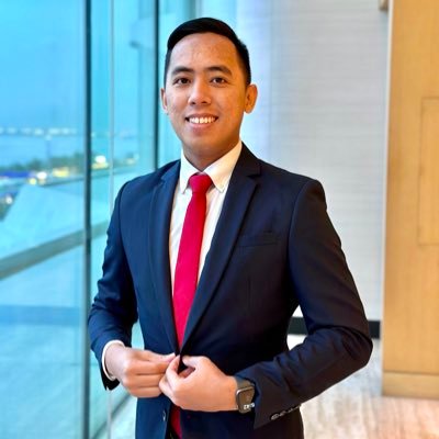 danielleroyon's profile picture. trying to live life to the fullest, one moment at a time