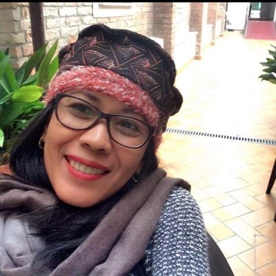 Perempuan yang meyakini tempe goreng dan telur ceplok adalah makanan surga.