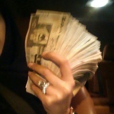 LeshDee23's profile picture. Female Trader