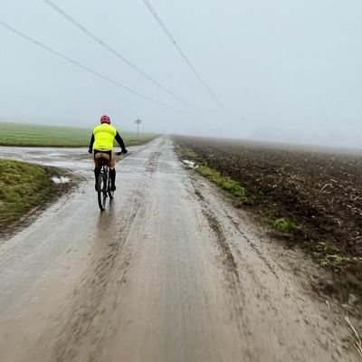 Snažím se tvořit si kolem sebe prostředí, kde je svět ještě v pořádku. Krom toho stíhám i rodinu, jezdit na kole a plácat volejbal. #jedunapivo  #josejede