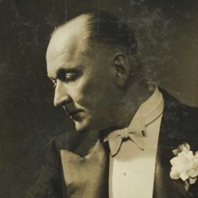 dewisrikutab's profile picture. Always on my way from home to home.
Artist. Writer. Mastermind.