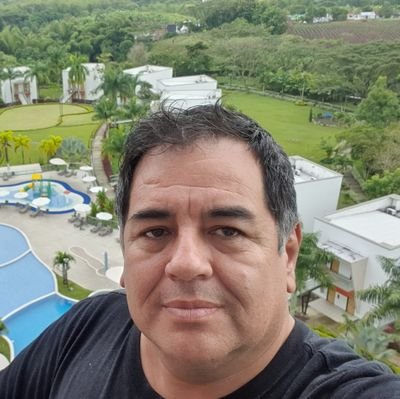 Médico Veterinario. Especialista Gerencia de la Salud Pública.