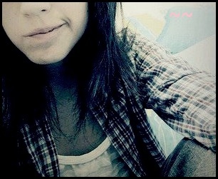 .15 .aninhoo .  Eu sou uma pessoa muito difícil. Ciumenta, insegura, retardada, doida. Tem que ter, realmente, muita paciência pra me aguentar... ((: