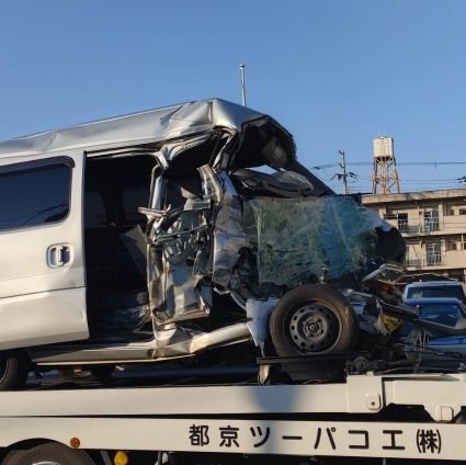 2022年9月、大阪府交野市の岩瀬徹郎のトラックが対向車線の両親の車に正面衝突。父は死亡、母は脳挫傷により後遺症が残りました。被告は約10分蛇行運転を繰り返していましたが、居眠り運転ではないが運転中の記憶は一切ないと過失を否認。禁固２年８ヶ月の実刑判決が下りましたが、未だに本人からも会社からも謝罪はありません。