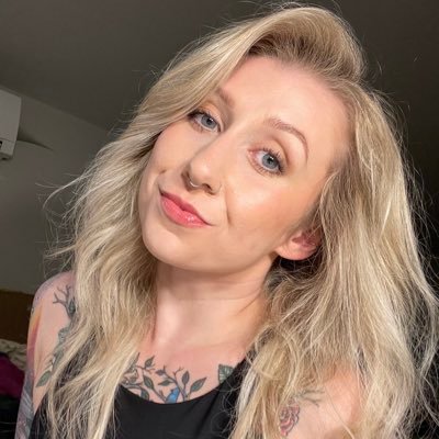 carlycsontos's profile picture. Instagram: carlycsontos