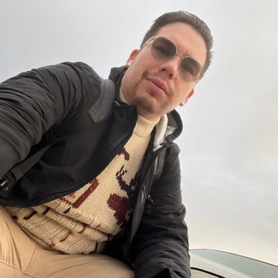 Norteño binacional que no domina la lengua extranjera, intento de lingüista y escritor hispanohablante que le gusta la cultura pop
