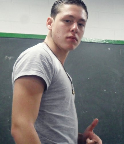 Sou um cara esforçado ,gosto e futebol ,e um cara do nervoso .