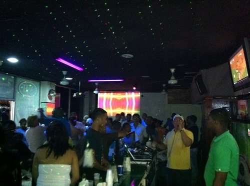 A tu eStil0,!! Miércoles de Karaoke - Jueves de Damas 7:00 - 9:00 Open Bar liveprofile pin LP42NFCL Add me para adomicilio 24h. Tel; 809-508-2628