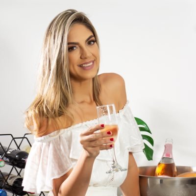 vanessasallessc's profile picture. Aponta pra fé e rema!