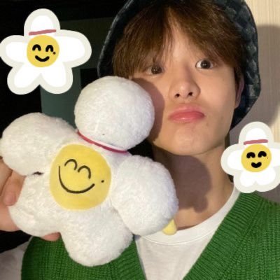 zizonpee's profile picture. 트친들끼리 예의없게 존댓말 하는거 아님