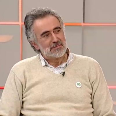 Profesor de Dereito Constitucional, Tecnico da Administración Xeral xubilado, veciño de Ourense, galego de país e amante do tenis. Ourense é o meu partido.