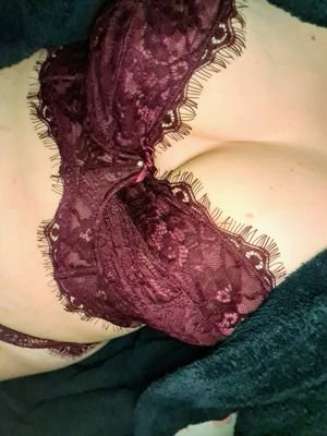 A naughty Slut wife looking for some fun while hubby's away.