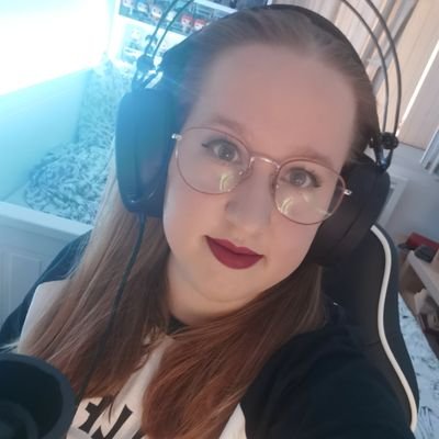 Des fois je lance des dés, des fois je stream sur Twitch, mais je raconte toujours des histoires. Bisexual disaster, 29 yo, elle/she/her