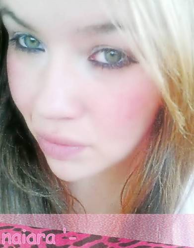 ! umα gαrotiinhα q vê o mundo cor de rosα , e nαo deishα de ser sonhαdorα , e emborα vivα α vidα , preferiα estαr num conto de fαdαs . =)